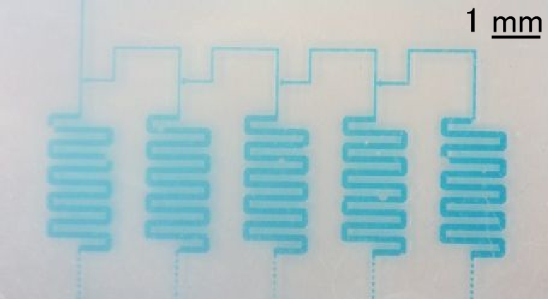 Automatic droplet storing microfluidic device